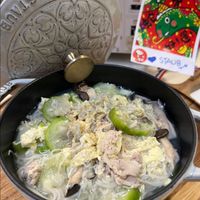 可能是豆腐、火鍋、香菇和顯示的文字是「 2025 SUVLS STAUB STAUB 」的圖像