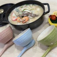 可能是火鍋和顯示的文字是「 STAUB STAUB STAUD STAUD STAUD STAUB STAUD 」的圖像