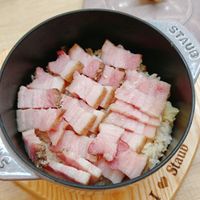 可能是食物和顯示的文字是「 STAUB Stau Staub 」的圖像