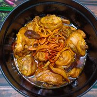 可能是燉小牛膝、炒麵和文字的圖像