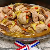可能是香菇、豆腐和顯示的文字是「 staub 」的圖像