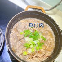 可能是粥、火鍋和顯示的文字是「瓜仔肉 Joanchan 」的圖像