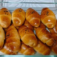 可能是巴布卡麵包、法式長棍麵包和半圓形餡餅的圖像