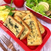 可能是歐姆蛋、麵包棒和文字的圖像