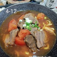 可能是拉麵和顯示的文字是「 Follow FollowyourDream your Dream 4-12 緩 0 蕃茄紅燒牛肉」的圖像