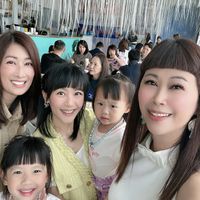可能是 5 個人和顯示的文字是「 wm 」的圖像