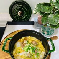 可能是火鍋、麵和顯示的文字是「 ሰ0ሃ LA Co 6 STAUB STAUB STAUB S STAUB 」的圖像