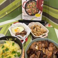 可能是麵、炒麵、粥和文字的圖像