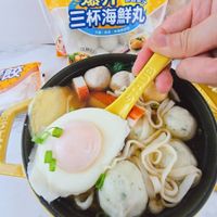 可能是豆腐、水波蛋、拉麵、蛋黃和文字的圖像