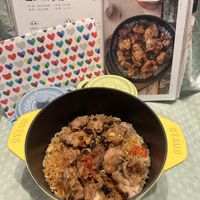 可能是燉小牛膝、西班牙大鍋飯和文字的圖像
