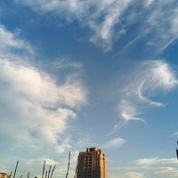 可能是暮光、雲和摩天大樓的圖像