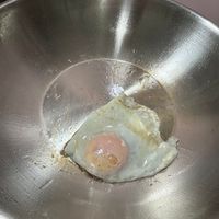 可能是水波蛋和蛋黃的圖像