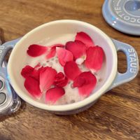 可能是甜點、粥和花的圖像
