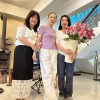 可能是 3 個人、白百合和洋桔梗的圖像