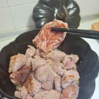 可能是肉排和文字的圖像