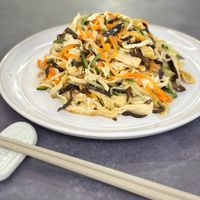 可能是香菇、炒麵、豆腐、麵和拉麵的圖像