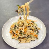 可能是義大利麵、麵、炒麵、拉麵和香菇的圖像