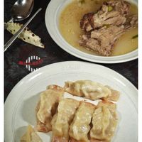 可能是拉麵和顯示的文字是「 STAUB SIAUB A.R 」的圖像