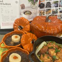 可能是燉小牛膝、火鍋和文字的圖像