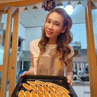 可能是 1 人、半圓形餡餅和煙燻鮭魚的圖像