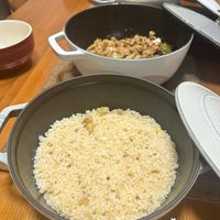 可能是北非小米飯、豆腐、炒飯和文字的圖像