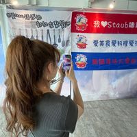 可能是 1 人、辮子和文字的圖像