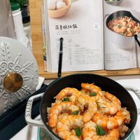 可能是西班牙大鍋飯、蝦和文字的圖像