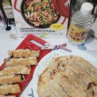 可能是肉餡餅、豆腐、炒麵、拉麵和文字的圖像