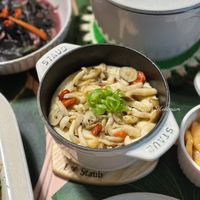 可能是拉麵、義大利麵、豆腐和文字的圖像