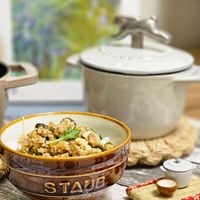 可能是炒飯、豆腐、北非小米飯和顯示的文字是「 STAUB 」的圖像