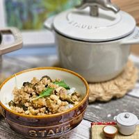 可能是北非小米飯、炒飯、豆腐和文字的圖像