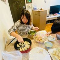 可能是 2 個人和火鍋的圖像
