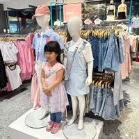 可能是 1 人、小孩和文字的圖像
