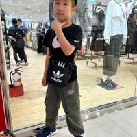 可能是 2 個人、小孩和顯示的文字是「 BU SEI adidas adidas Aabl 」的圖像