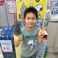 可能是 1 人、冰淇淋和文字的圖像