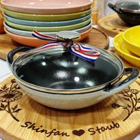 可能是‎木湯匙和‎顯示的文字是「 ‎HE EARPOR אפצחה LARDANAMI shinfan Stawo‎ 」‎‎ 的圖像