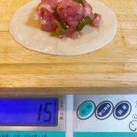 可能是生魚片和顯示的文字是「 15 5 소리 노소 커마 콘 合 秤 範 朝 單位轉操 公克： 3000克 公克：3000克~3克 3克 台兩：80兩~0.1兩 ~0.1兩 0.1兩 台兩 80兩 台兩：80兩 台灣專用。非供營業交易使用 台灣專用 非供營業交易使用」的圖像