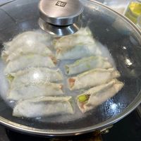 可能是半圓形餡餅和肉餡餅的圖像