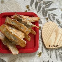 可能是肉餡餅和顯示的文字是「 Staub Staub 」的圖像