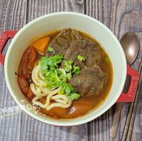 可能是麵、拉麵、肉排和文字的圖像