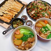 可能是拉麵、麵、火鍋、香菇、豆腐和文字的圖像