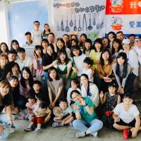 可能是 9 個人、瀏海和文字的圖像