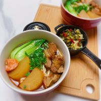 可能是麵、豆腐、火鍋和文字的圖像