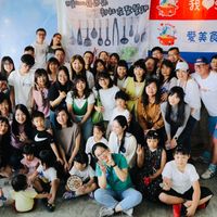 可能是 4 個人、瀏海和文字的圖像