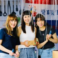 可能是 3 個人和文字的圖像