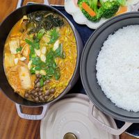 可能是拉麵、豆腐、火鍋和文字的圖像