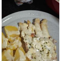 可能是義大利麵和麵包棒的圖像