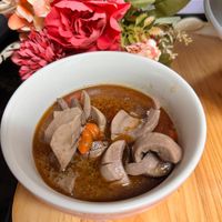 可能是香菇、粥、燉小牛膝和豆腐的圖像