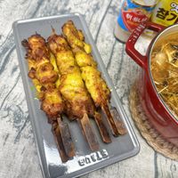 可能是烤羊肉串和文字的圖像
