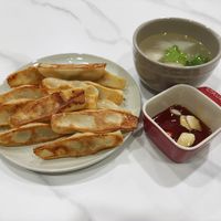 可能是拉麵和顯示的文字是「 SITAUB SH SHA 1 ጌ/ 2 UB 」的圖像